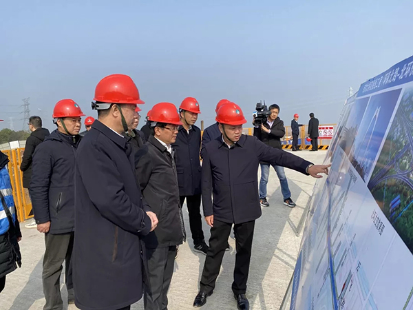 宁波市委常委、市委秘书长施惠芳调研西洪大桥建设工程